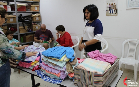 Foto Entrega dos Casaquinhos de Bebe Para a Missão na Jordânia