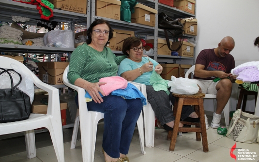 Foto Entrega dos Casaquinhos de Bebe Para a Missão na Jordânia