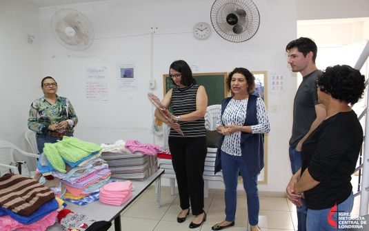 Foto Entrega dos Casaquinhos de Bebe Para a Missão na Jordânia