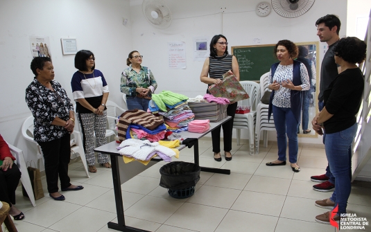 Foto Entrega dos Casaquinhos de Bebe Para a Missão na Jordânia