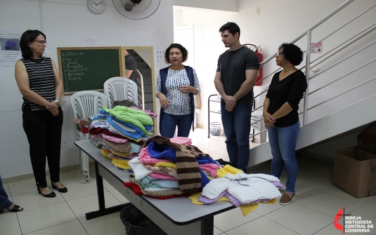 Foto Entrega dos Casaquinhos de Bebe Para a Missão na Jordânia