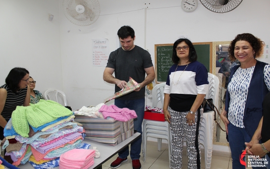 Foto Entrega dos Casaquinhos de Bebe Para a Missão na Jordânia