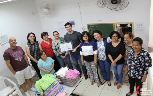 Foto Entrega dos Casaquinhos de Bebe Para a Missão na Jordânia