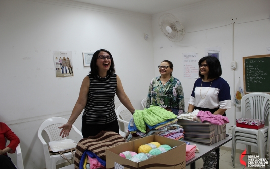 Foto Entrega dos Casaquinhos de Bebe Para a Missão na Jordânia