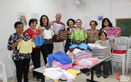 Foto Entrega dos Casaquinhos de Bebe Para a Missão na Jordânia