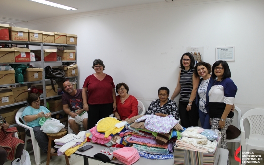 Foto Entrega dos Casaquinhos de Bebe Para a Missão na Jordânia